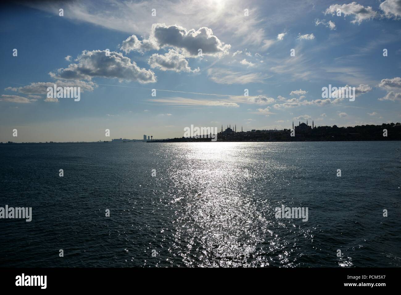 La penisola storica silhouette dal traghetto Foto Stock