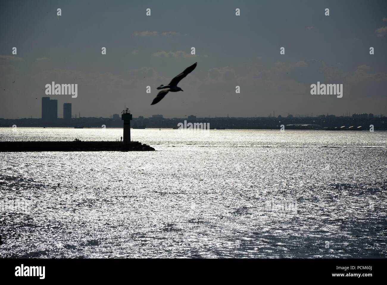 Kadikoy faro e la silhouette della città vista dal traghetto Foto Stock