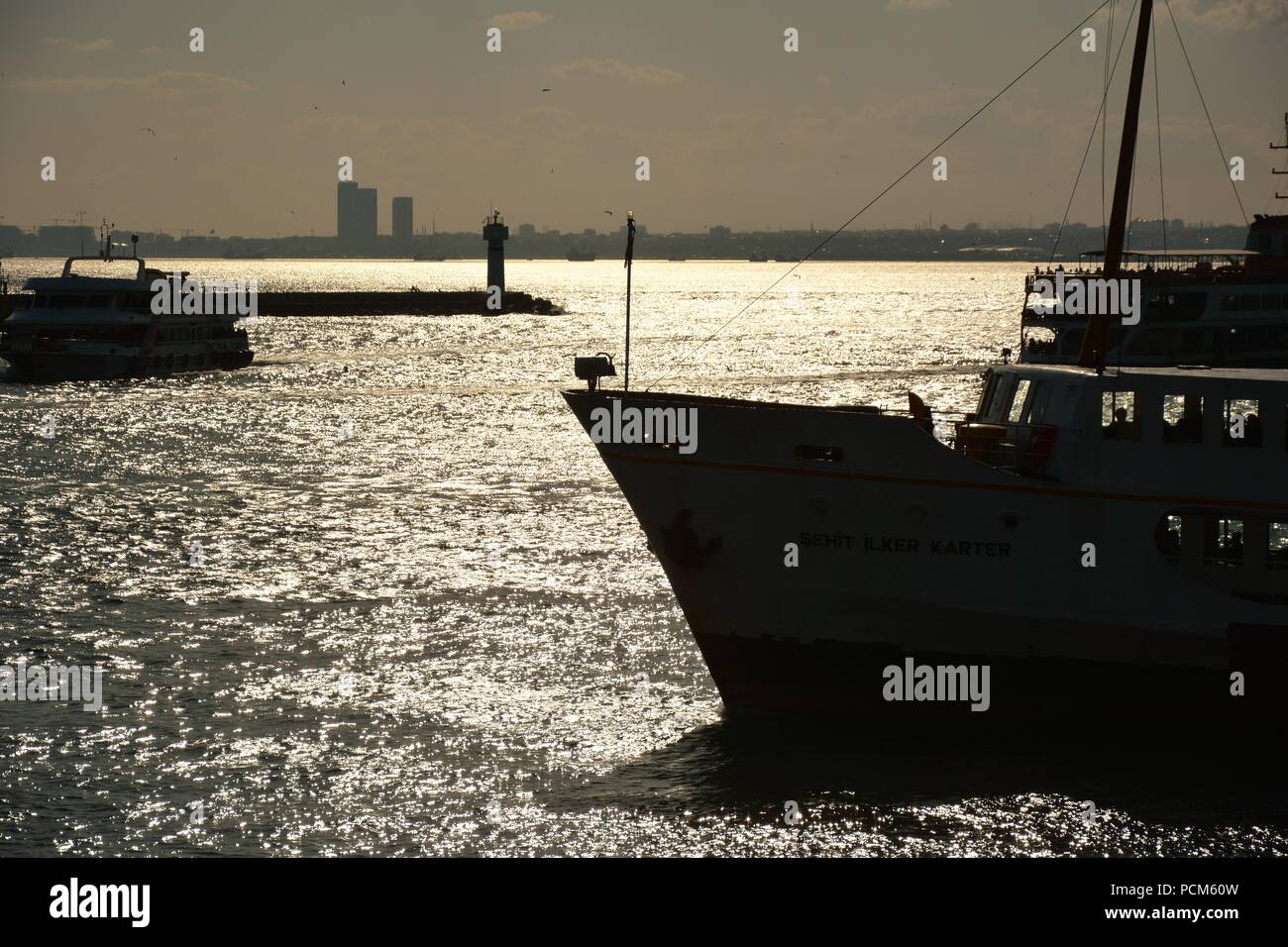 Il traghetto tradizionale di Istanbul si avvicina il dock Foto Stock