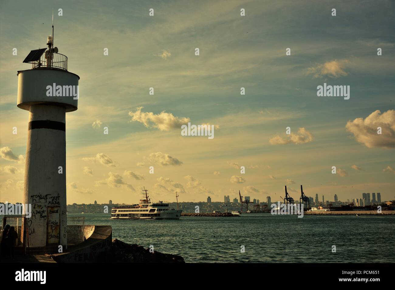 Kadikoy cantiere navale e i grattacieli della parte europea in una giornata di sole Foto Stock
