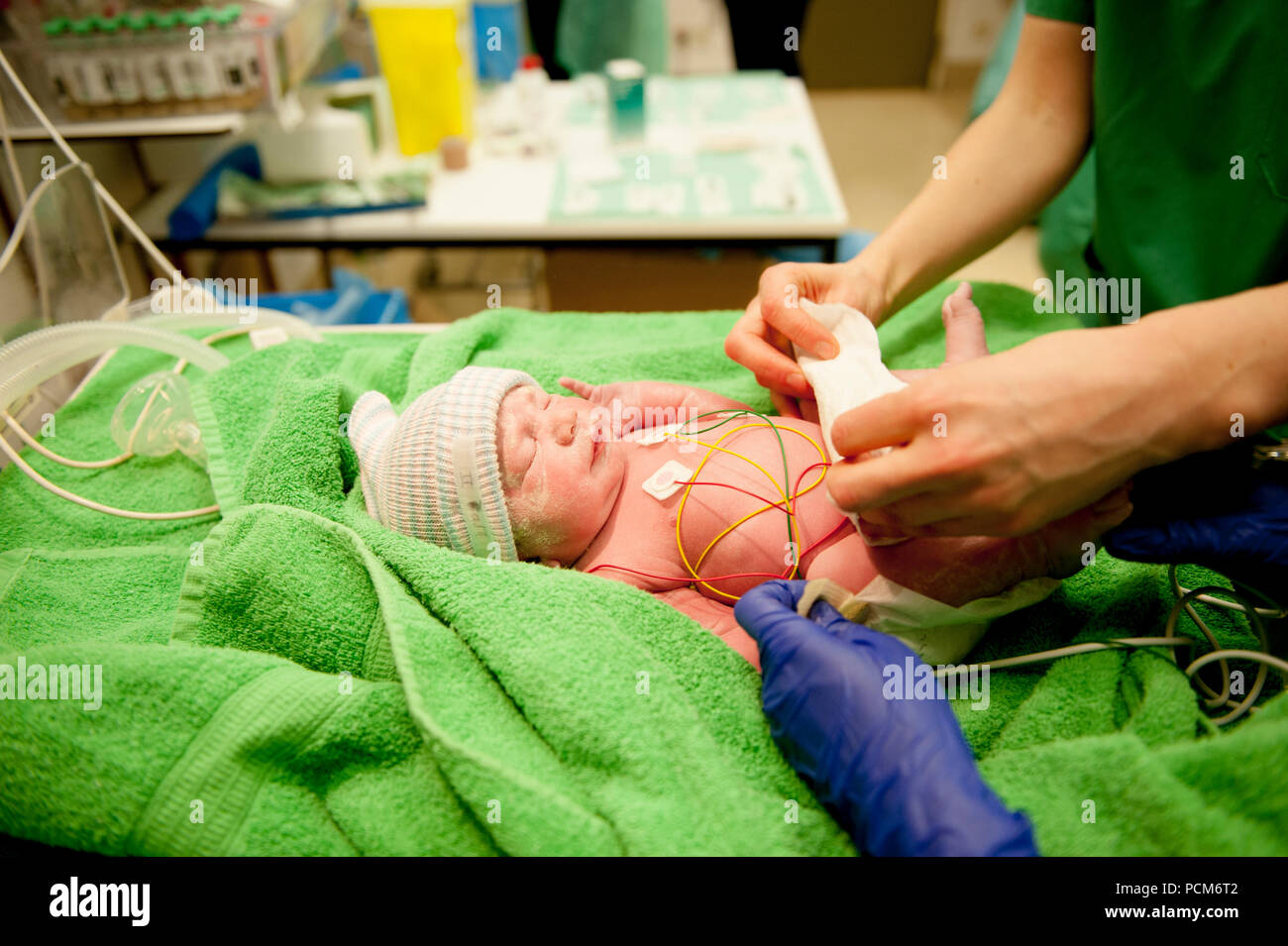 Immagine che mostra la foto di un bambino di neonato appena dopo la nascita che passa attraverso il primo check-up medico (Heverlee, 30/12/2016) Foto Stock