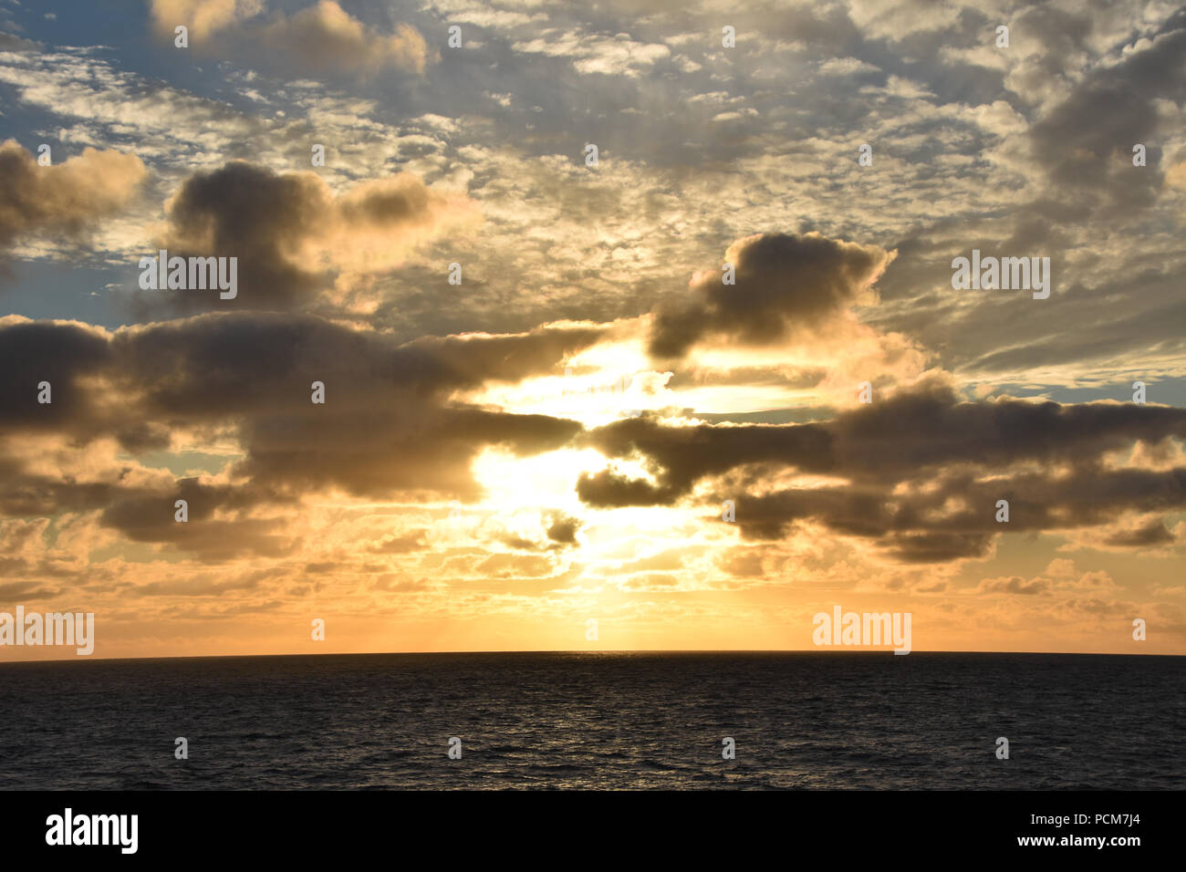 Tramonto sul mare del Nord , preso dalla nave. Luglio, 2018 Foto Stock