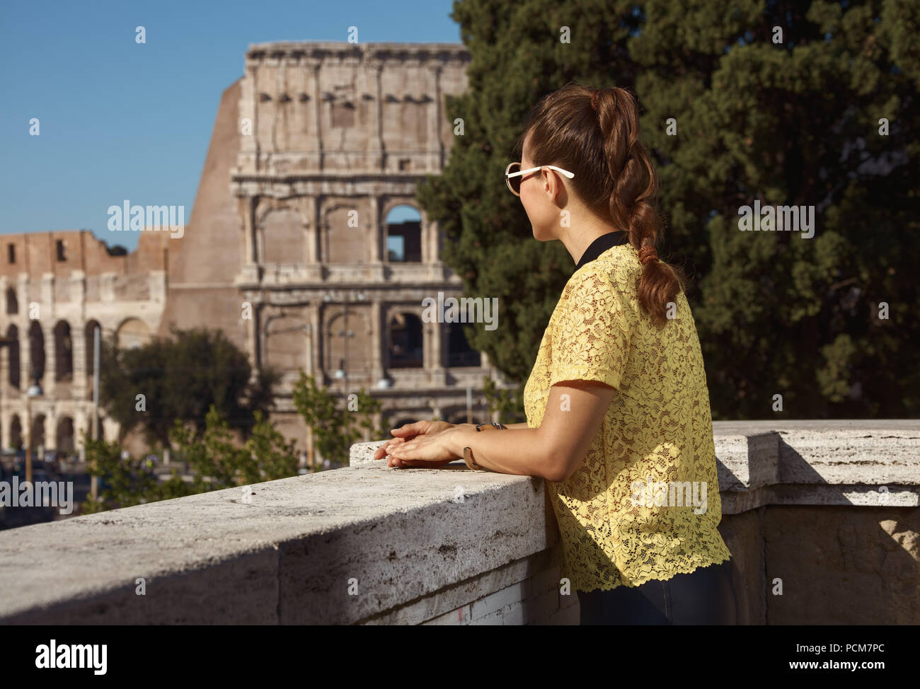 Viaggiatore alla moda donna in giallo camicetta non lontano dal Colosseo visite turistiche Foto Stock