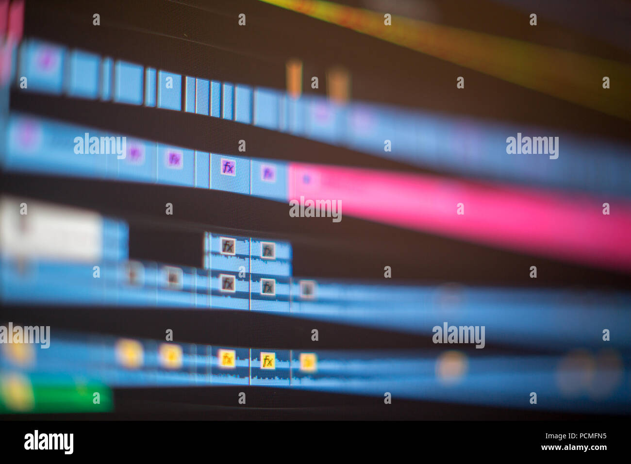 Editing video linea di tempo sullo schermo del computer Foto Stock