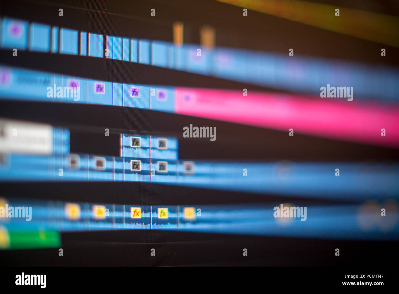 Editing video linea di tempo sullo schermo del computer Foto Stock
