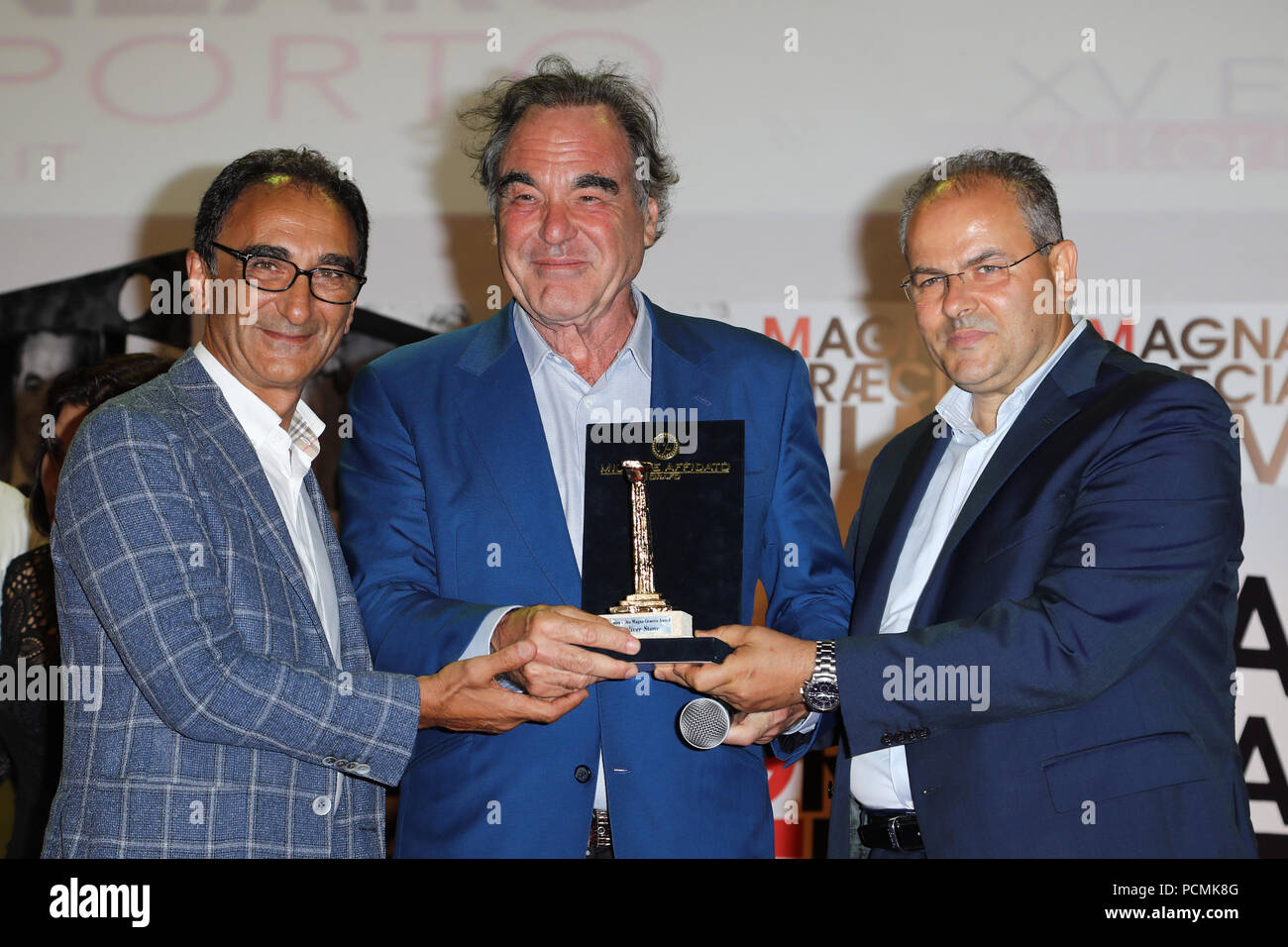 Catanzaro Lido, Italia. 02Aug, 2018. Catanzaro Lido (CZ), Magna Graecia Film Festival. Nella foto: Oliver Stone premiato con la colonna d'oro da parte del sindaco di Catanzaro Sergio Abramo Credit: Indipendente Agenzia fotografica/Alamy Live News Foto Stock