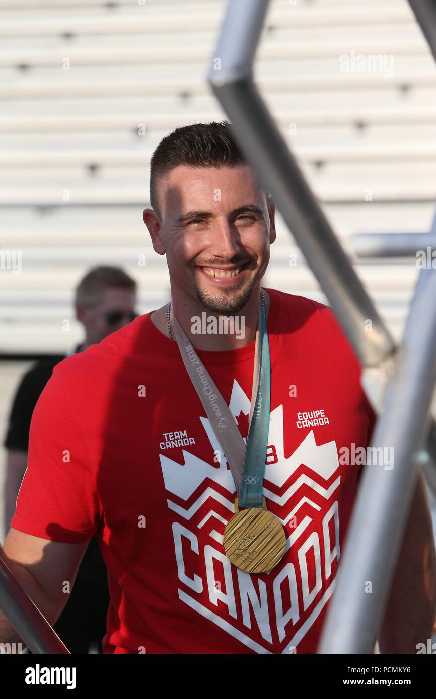 London, Ontario, Canada. 2 agosto 2018, 3500 atleti da tutto Ontario riuniti a TD Waterhouse Stadium per il 2018 Ontario summer games cerimonie di apertura. Gli atleti iscritti allo stadio in un corteo guardare spettacoli musicali dal coraggio il mio amore e Scott Helman, altre presenze in Brad Biederman, Sariyah Hines, Sylvia Jones, Harold Usher, Bill Merrylees, Carson Lumley, Damian Warner e 2018 medaglia d'Oro Alex Kopacz che accende il nuovo 2018 Ontario summer games torcia. Luca Durda/Alamy Live news Foto Stock