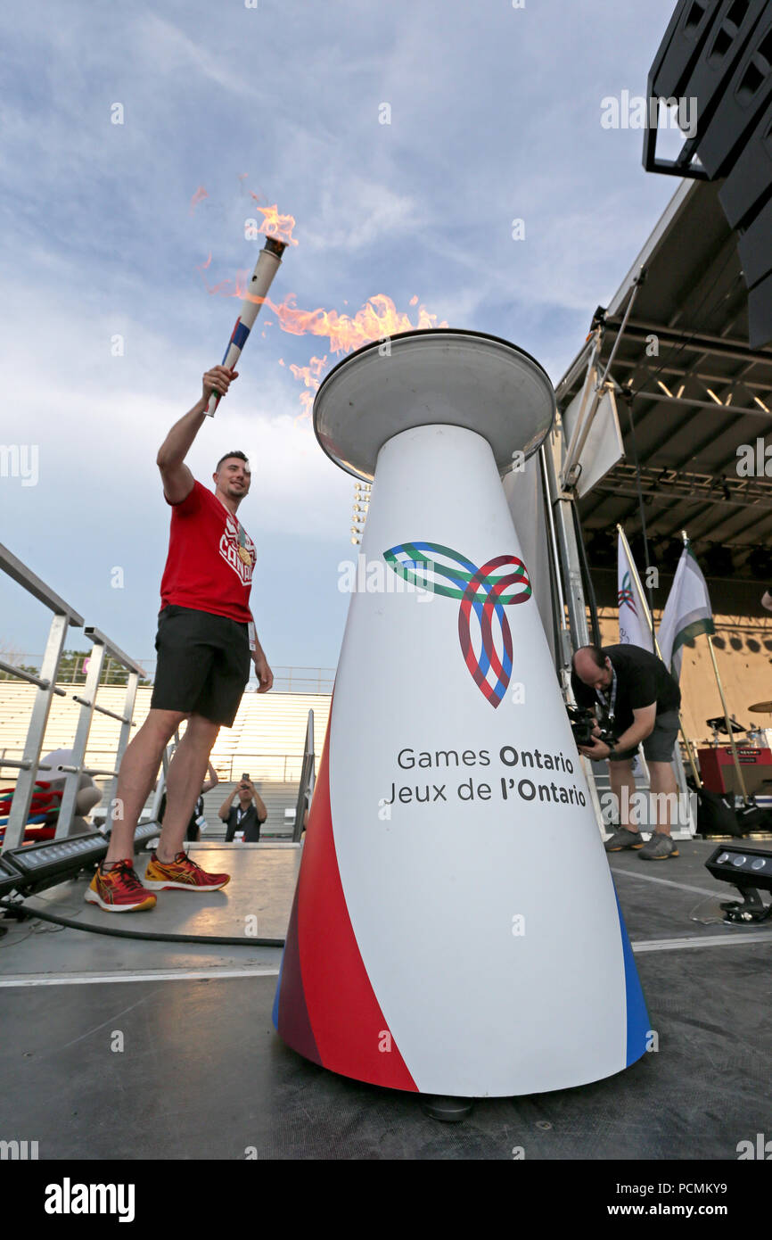 London, Ontario, Canada. 2 agosto 2018, 3500 atleti da tutto Ontario riuniti a TD Waterhouse Stadium per il 2018 Ontario summer games cerimonie di apertura. Gli atleti iscritti allo stadio in un corteo guardare spettacoli musicali dal coraggio il mio amore e Scott Helman, altre presenze in Brad Biederman, Sariyah Hines, Sylvia Jones, Harold Usher, Bill Merrylees, Carson Lumley, Damian Warner e 2018 medaglia d'Oro Alex Kopacz che accende il nuovo 2018 Ontario summer games torcia. Luca Durda/Alamy Live news Foto Stock