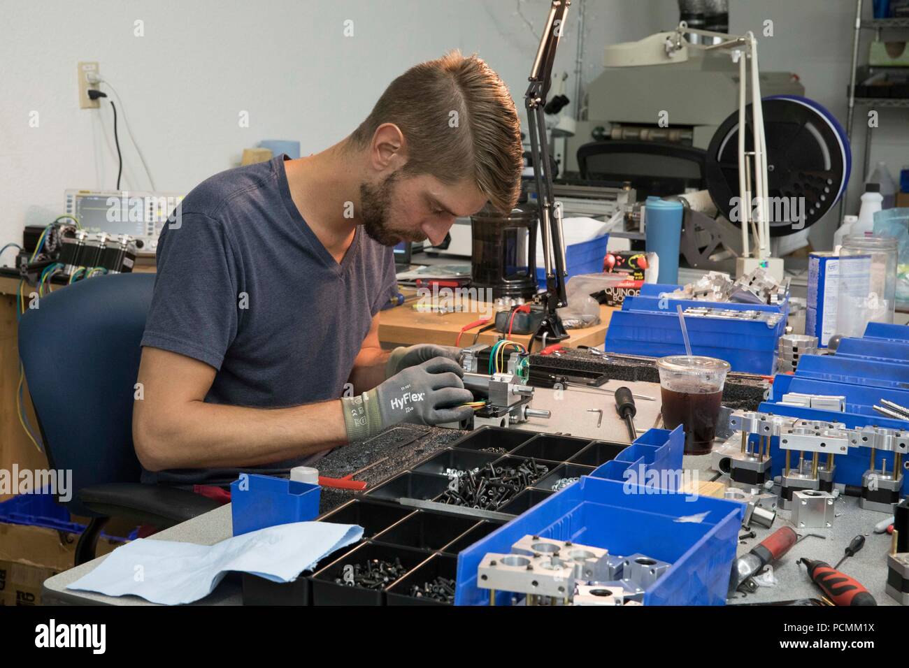 Austin, Texas, Stati Uniti d'America Agosto 2, 2018: lavoratore a difesa distribuita, un'azienda texana lo sviluppo e la pubblicazione di open source progettazioni di pistola per la stampa 3-D e fabbricazione, lavora su Ghost Gunner macchina fresatrice usato per la fabbricazione di fucili. La società è stato citato in giudizio per mantenere i suoi piani per pistole di plastica fuori da internet. Credito: Bob Daemmrich/Alamy Live News Foto Stock