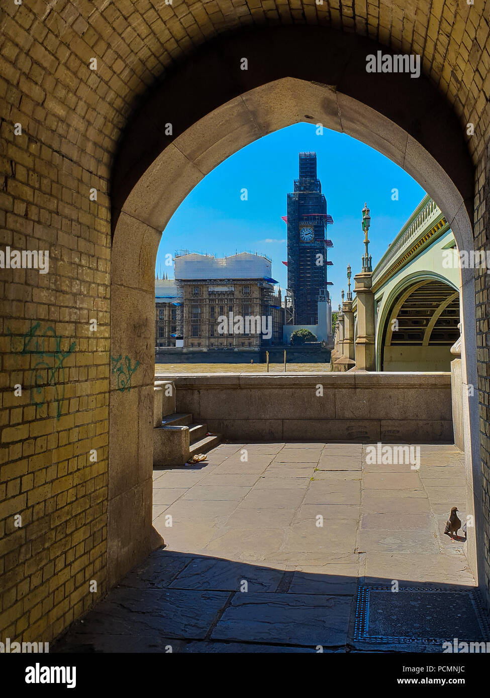 Westminster. Londra. UK 2 Aug 2018 - Blu cielo sopra Westminster su un molto caldi e umidi giorni. Secondo il Met Office l ondata di caldo è di continuare nel Regno Unito come 32 gradi celsius è previsto nel sud-est dell' Inghilterra venerdì 3 agosto. Credito: Dinendra Haria/Alamy Live News Foto Stock