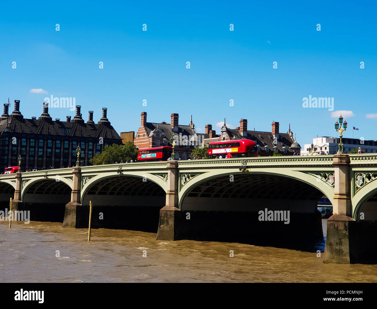 Westminster. Londra. UK 2 Aug 2018 - Blu cielo sopra Westminster su un molto caldi e umidi giorni. Secondo il Met Office l ondata di caldo è di continuare nel Regno Unito come 32 gradi celsius è previsto nel sud-est dell' Inghilterra venerdì 3 agosto. Credito: Dinendra Haria/Alamy Live News Foto Stock