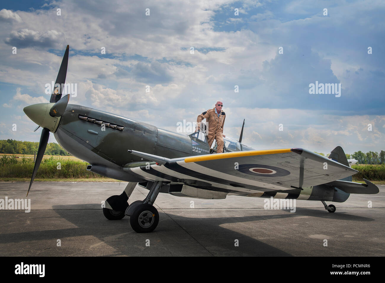 La storica Spitfire XVI fighter, che pilota cecoslovacco Otto Smik utilizzato nella RAF 312 Squadrone di proprietà di Stephen Stead (nella foto), in linea, vicino a Pilsen, Repubblica ceca, 28 luglio 2018. (CTK foto/Miroslav Chaloupka) Foto Stock
