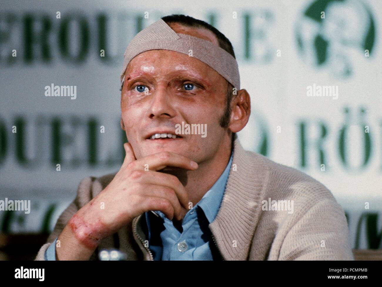 L'Austriaco pilota di Formula 1 Niki Lauda con segnato viso, testa di  bendaggio e di ustioni durante una conferenza stampa a Salisburgo il 8  settembre 1976. Lauda che ha subito gravi danni