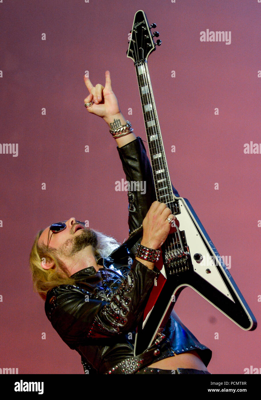 Wacken, Germania. 02Aug, 2018. Richie Faulkner, il chitarrista del British  heavy metal band Judas Priest, è sul palco al Wacken Open Air. Secondo gli  organizzatori, la più grande del mondo di heavy