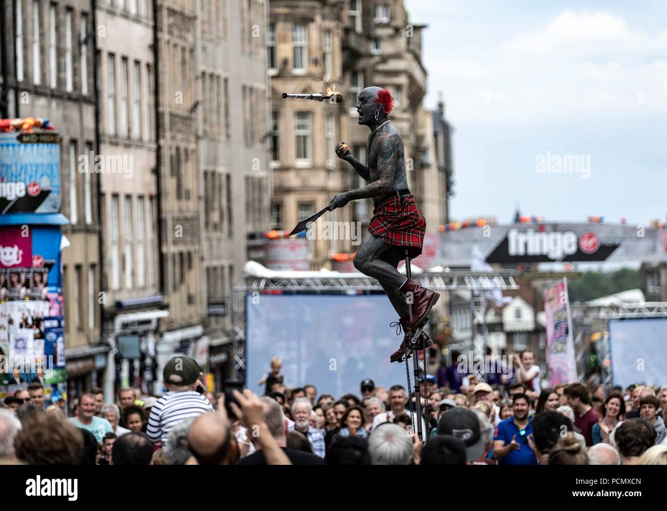 Edinburgh, Regno Unito. Il 3 agosto 2018. Artisti di strada a prendere il Royal Mile di Edimburgo Fringe Festival comincia il. Nella foto: tatuato street-esecutore divertente la folla sul Royal Mile Credit: ricca di Dyson/Alamy Live News Foto Stock