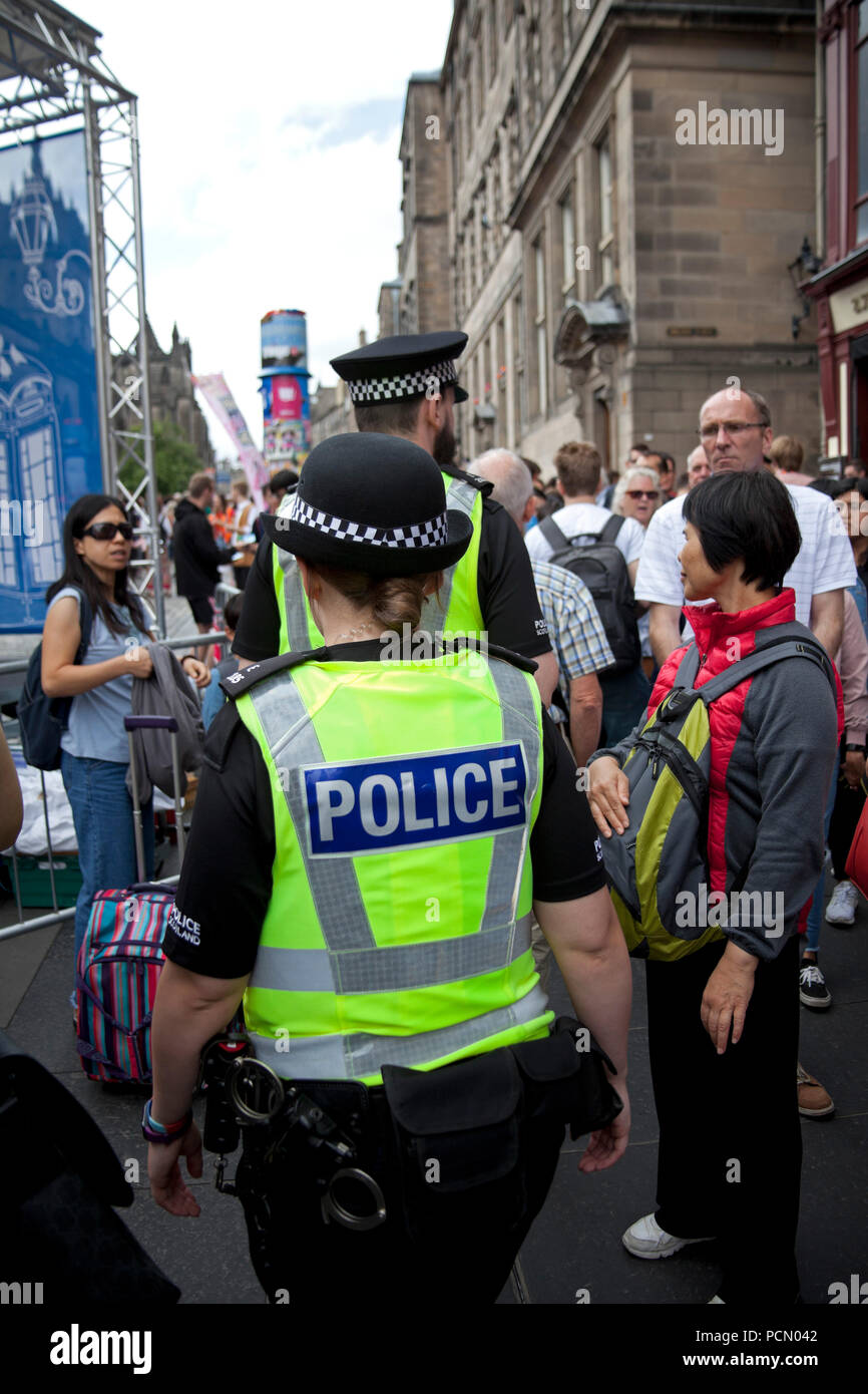 Giorno di apertura del 2018 Edinburgh Fringe Festival Scozia UK, 3 agosto2018. Grande pubblico per gli artisti di strada sulla città del Royal Mile per il primo giorno del 2018 Edinburgh Fringe Festival. Foto Stock