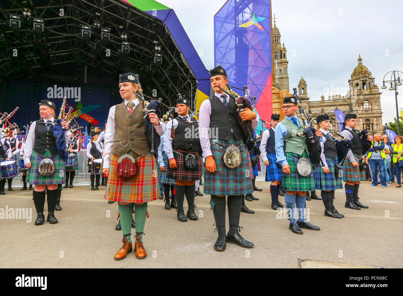 Glasgow, Regno Unito. Il 3 agosto 2018. Il Lord Provost di Glasgow, EVA BOLANDER, ha assunto la guida nel sfilando la National Youth Pipe Band e gli amici in George Square, Glasgow come parte del Festival di Glasgow 2018, la European Games celebrazioni e come introduzione alle tubazioni Live che inizia il 13 agosto nella città. Il Lord Provost ha anche preso il tempo di incontrare alcuni dei pifferi e avere una conversazione informale con loro. Credito: Findlay/Alamy Live News Foto Stock