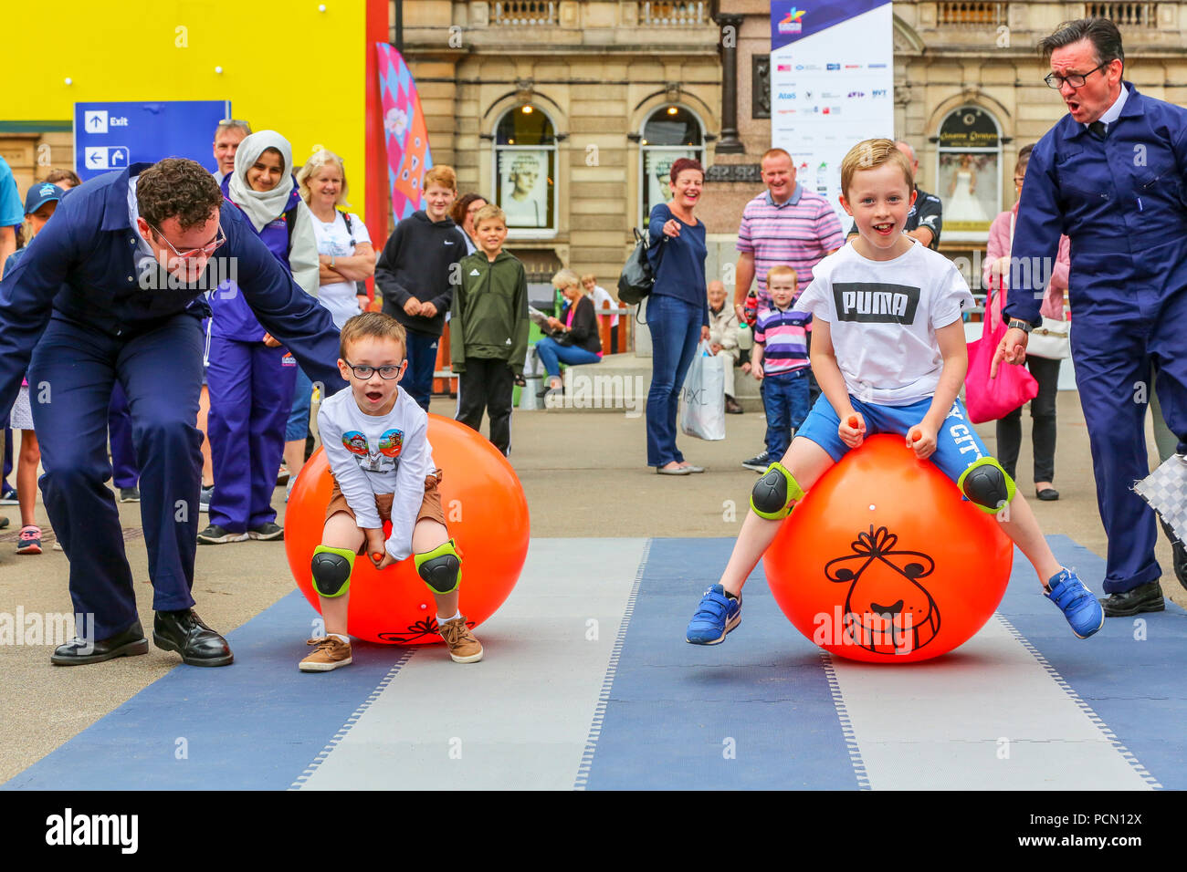 Glasgow, Regno Unito. Il 3° luglio 2018, la grande sfida Spacehopper ha avuto luogo a George Square, Glasgow come parte del Festival 2018 e European Games animazione con i bambini in mostra le loro abilità di equilibrio, racing e molto divertimento. Qui la gara è tra (L-R) Nathan Lowry, i 4 anni di età e Riley Burke, età 9, sia da Glasgow Credit: Findlay/Alamy Live News Foto Stock