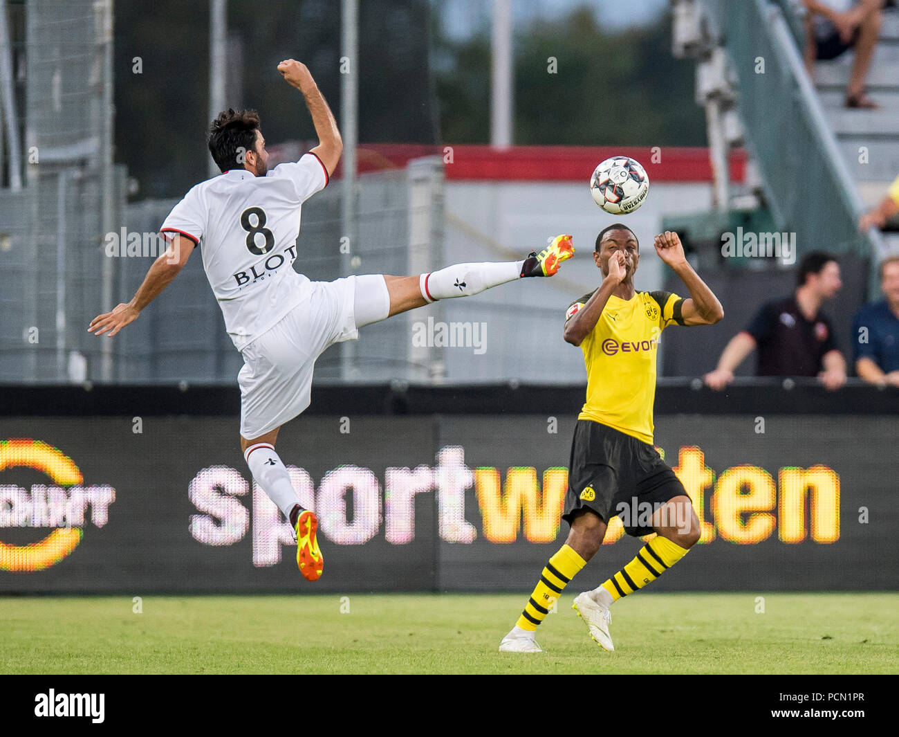 Altrach, Austria. 03 Ago, 2018. Calcio, i giochi di prova, BVB summer training camp 2018, Borussia Dortmund - Stade Rennes nel bancomat Arena. Rennes Clement Grenier (l) contro il Dortmund's Abdou Diallo. Credito: David Inderlied/dpa/Alamy Live News Foto Stock