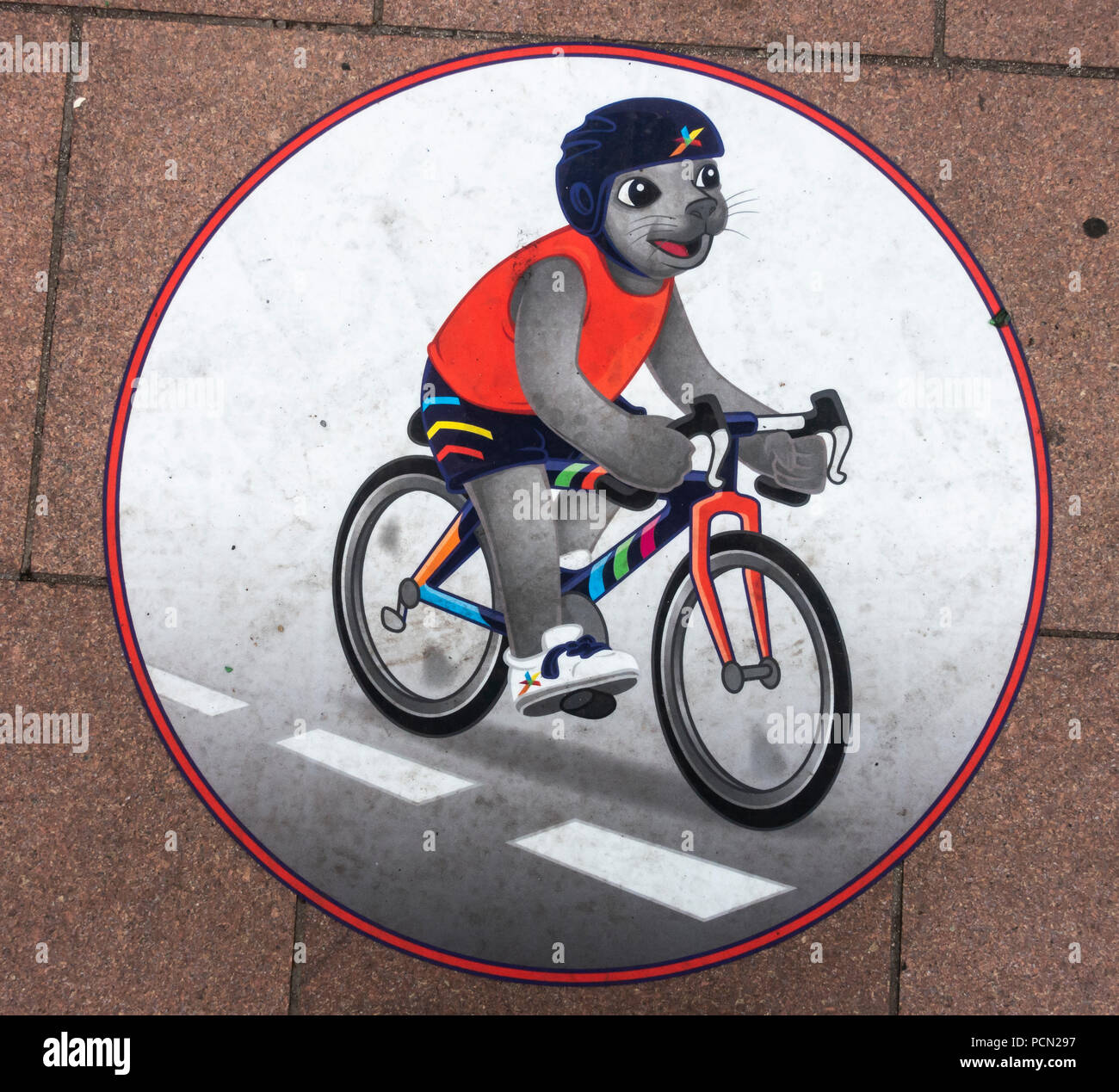 Glasgow, Scozia. 04 agosto 2013. Bonnie la guarnizione, mascotte del Glasgow 2018 Campionati europei, dimostrando uno del Campionato Sport, canottaggio, sulla decalcomania su un centro città marciapiede. Il campionato europeo gestito dal 02 agosto fino al 12 agosto 2018. Credito: Elizabeth Leyden/Alamy Live News Foto Stock