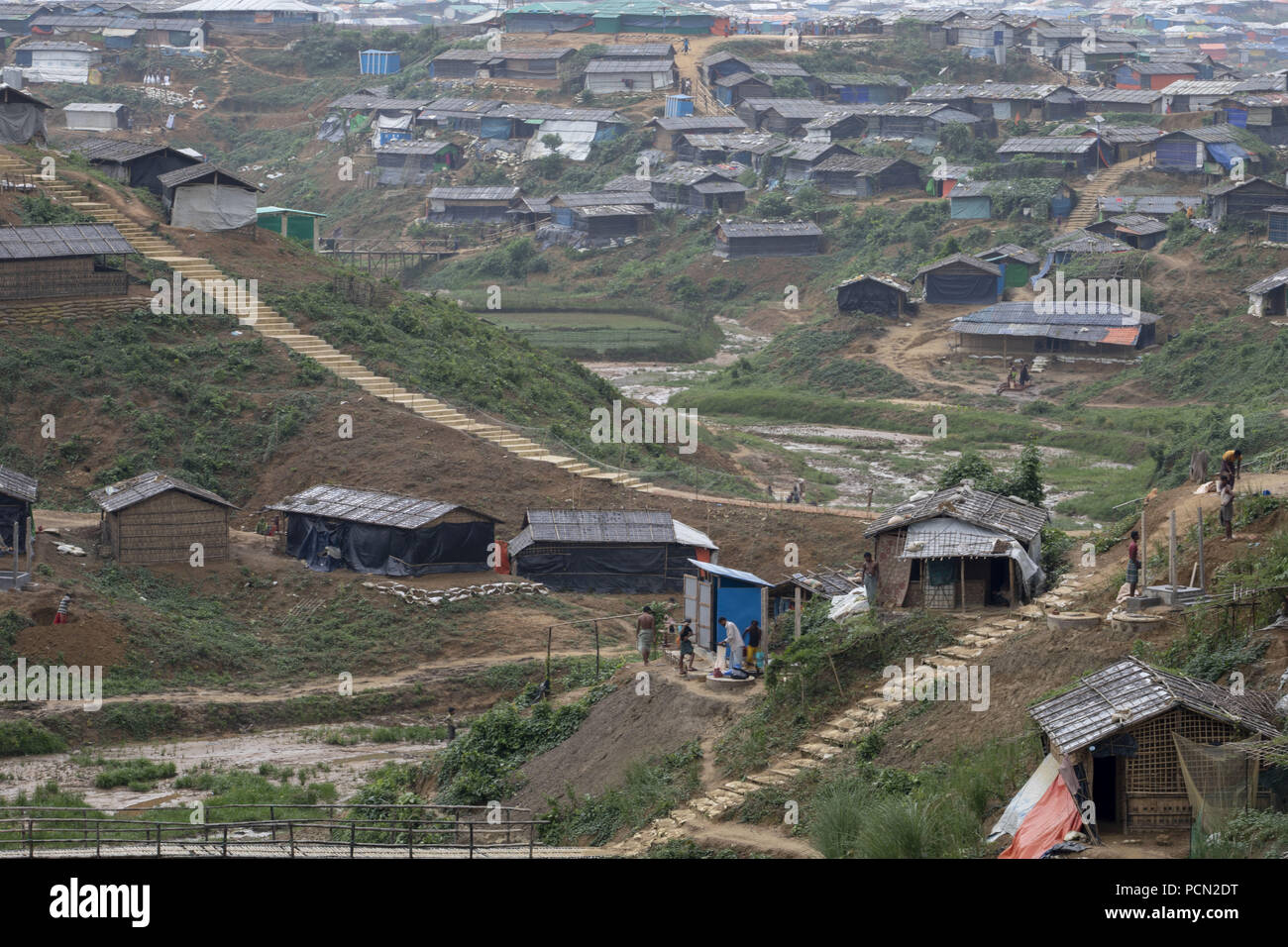 Teknaf, Bangladesh, 2 agosto 2018. Un uomo a piedi in heavy rain a Balukhali Rohingya Refugee Camp di Teknaf, Cox's Bazar. Credito: KM Asad/ZUMA filo/Alamy Live News Foto Stock