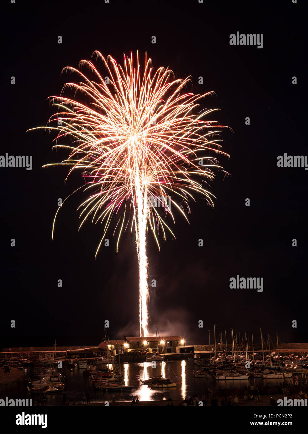 Lyme Regis, Dorset, Regno Unito. 3 agosto 2018. Regno Unito tempo: Una serata calda e umida a Lyme Regis. Le folle si riuniscono presso la località balneare di Lyme Regis per guardare uno spettacolare spettacolo di fuochi d'artificio presso lo storico porto di Cobb per celebrare la fine della settimana di Lifeboat RNLI di quest'anno. Credit: Notizie dal vivo di DWR/Alamy. Foto Stock