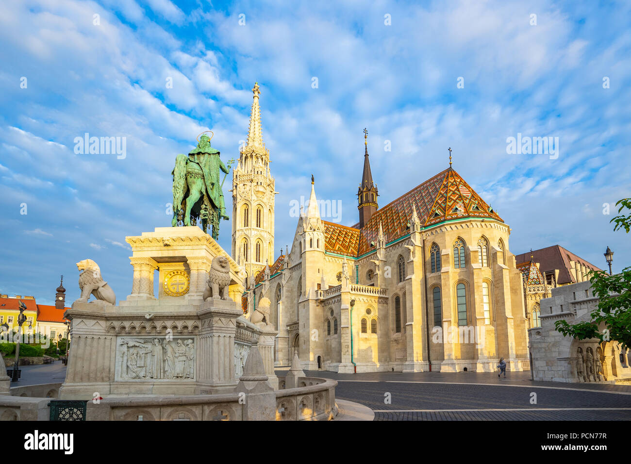 Sunrise presso la chiesa di San Mattia nella città di Budapest, Ungheria. Foto Stock