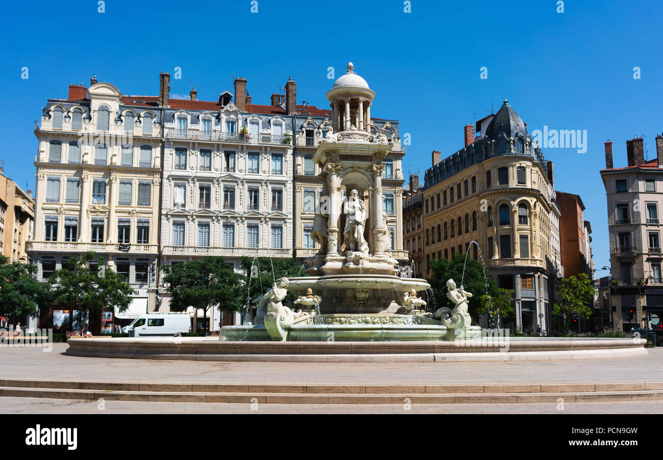Bella la giacobina piazza Fontana e a Lione Francia su soleggiate giornate estive Foto Stock