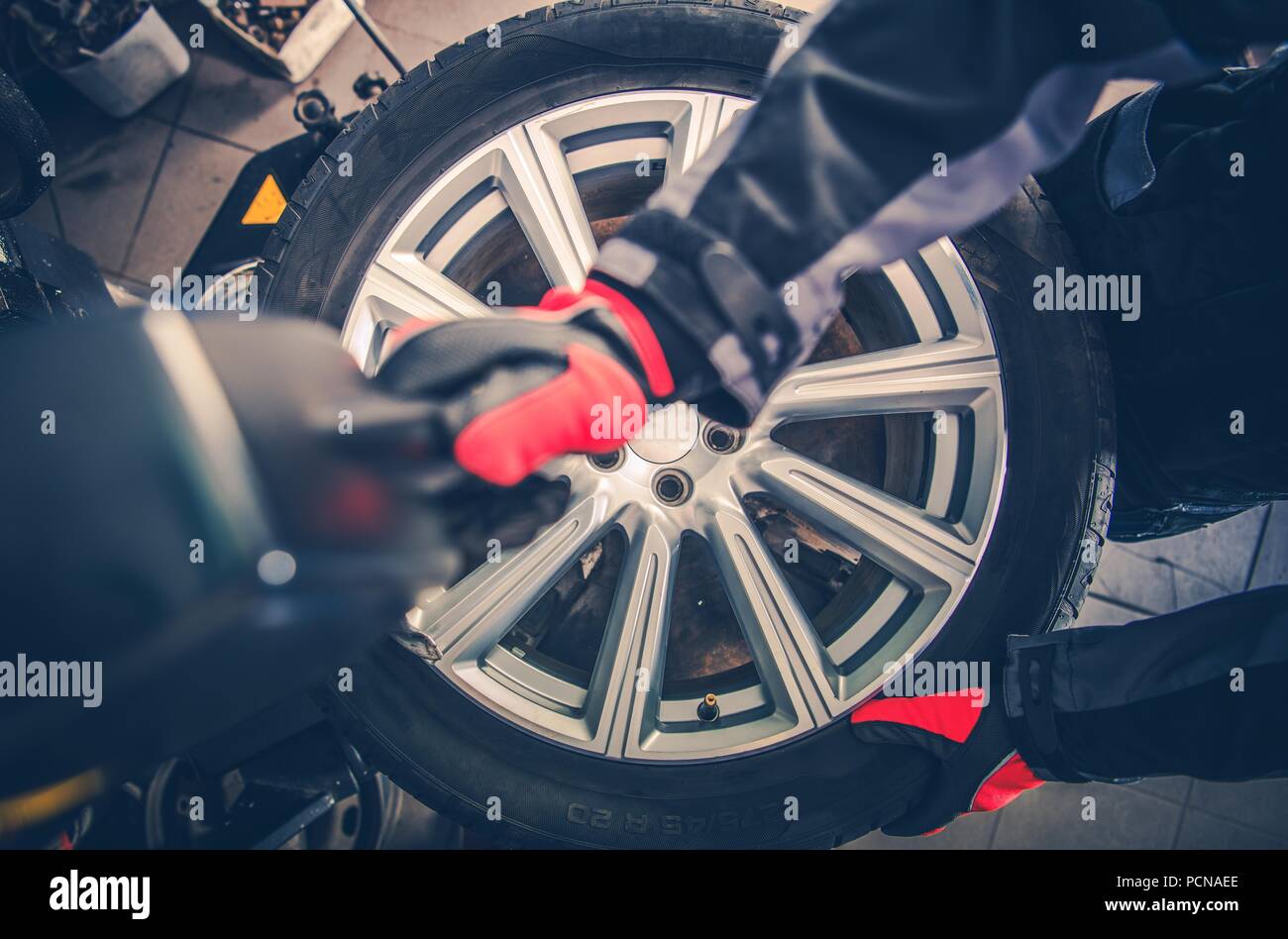 Pneumatico auto Servizio di vulcanizzazione. Rimozione pneumatico dalla lega di magnesio ruota. Vista dall'alto. Auto di servizio del tema. Foto Stock