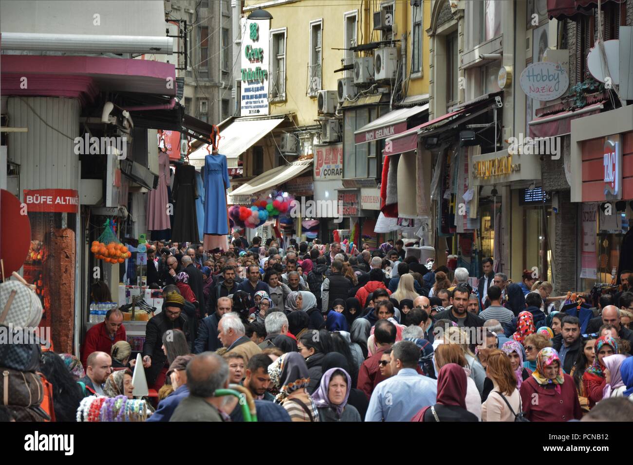 People shopping in una strada congestionata in Mahmutpasa distrcit di Istanbul Foto Stock