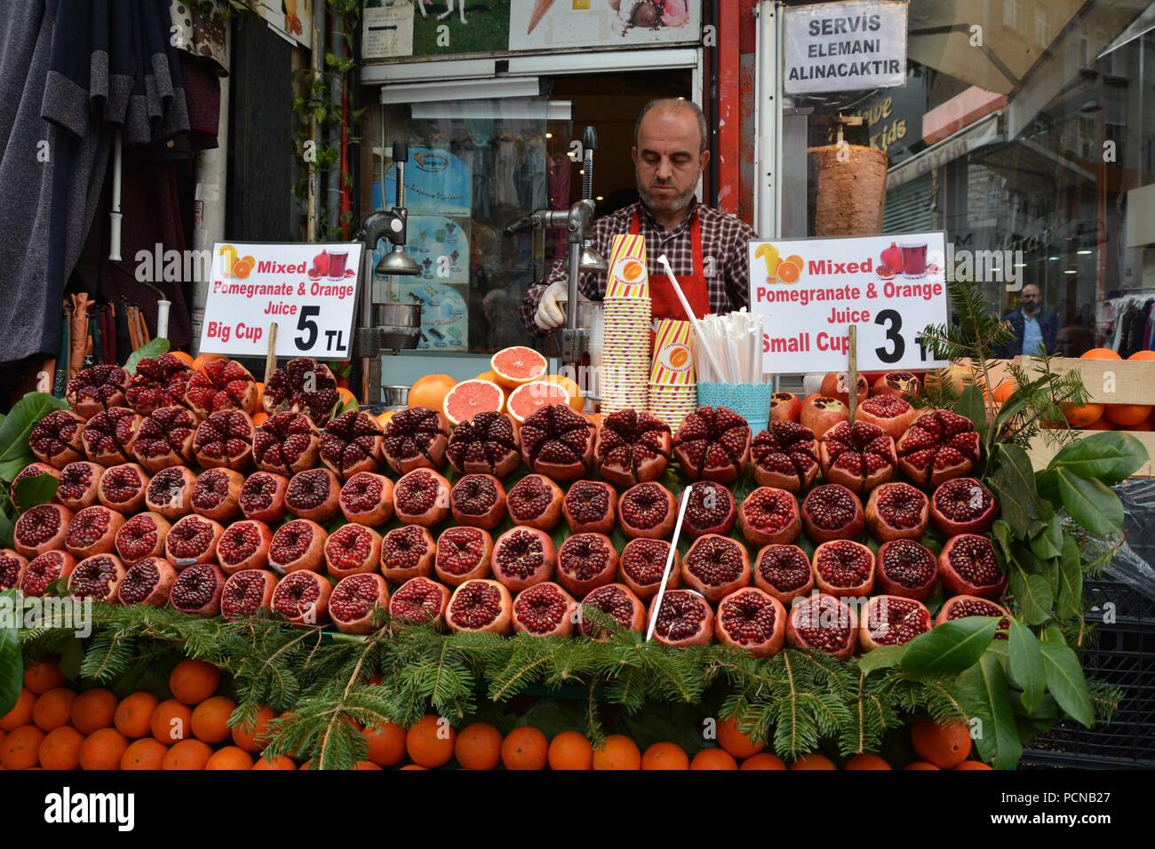 Melograni sorge sulle strade di Istanbul Foto Stock