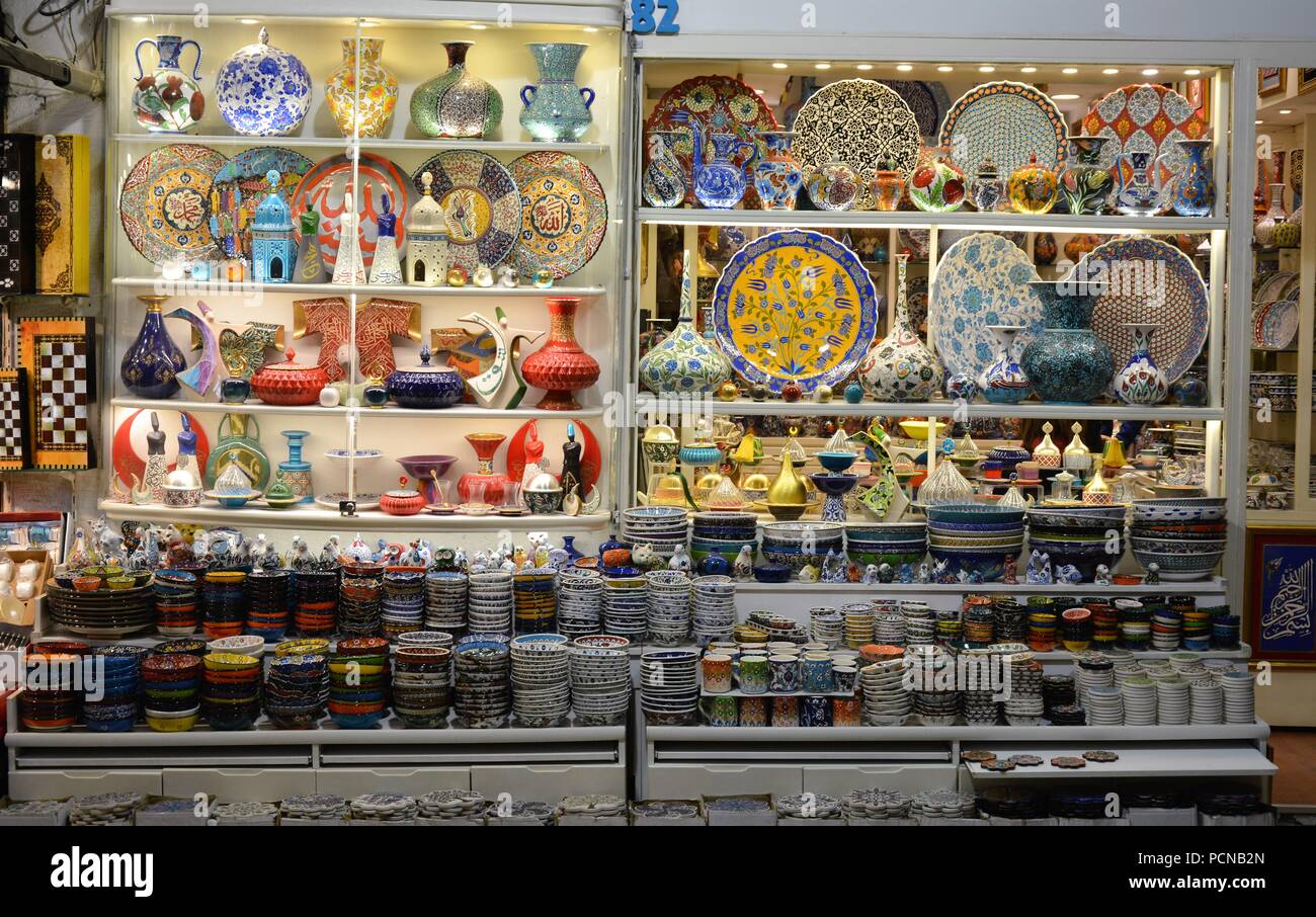 Tradizionale turca di piastre in ceramica e bocce al Grand Bazaar Foto Stock