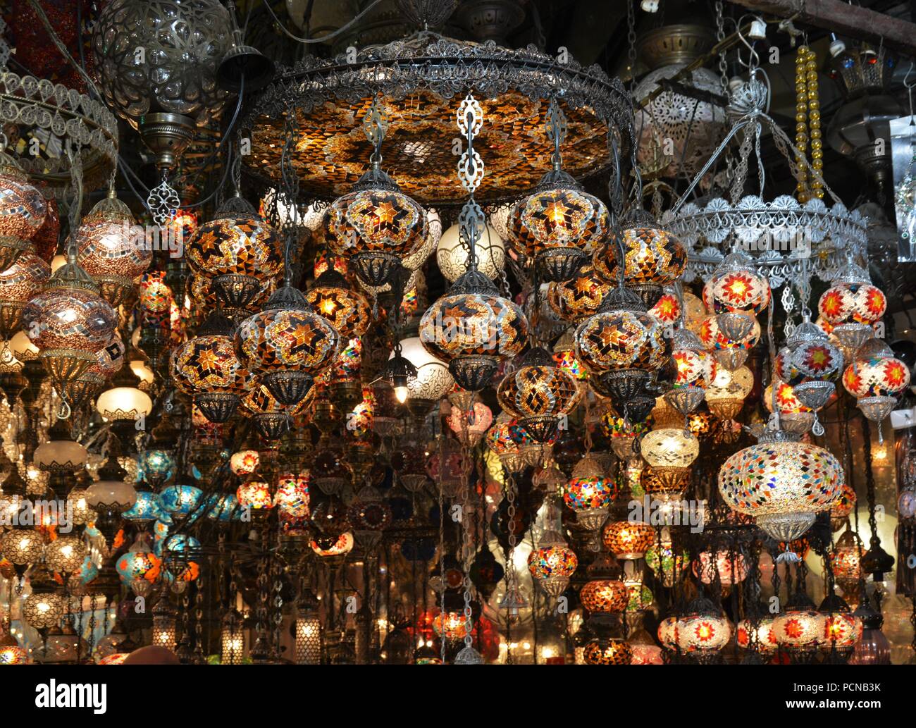 Tradizionale souvenir turco lampade e candele al Grand Bazaar Foto Stock