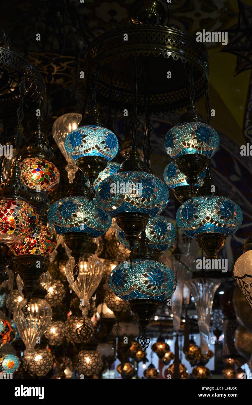 Tradizionale souvenir turco lampade e candele al Grand Bazaar Foto Stock