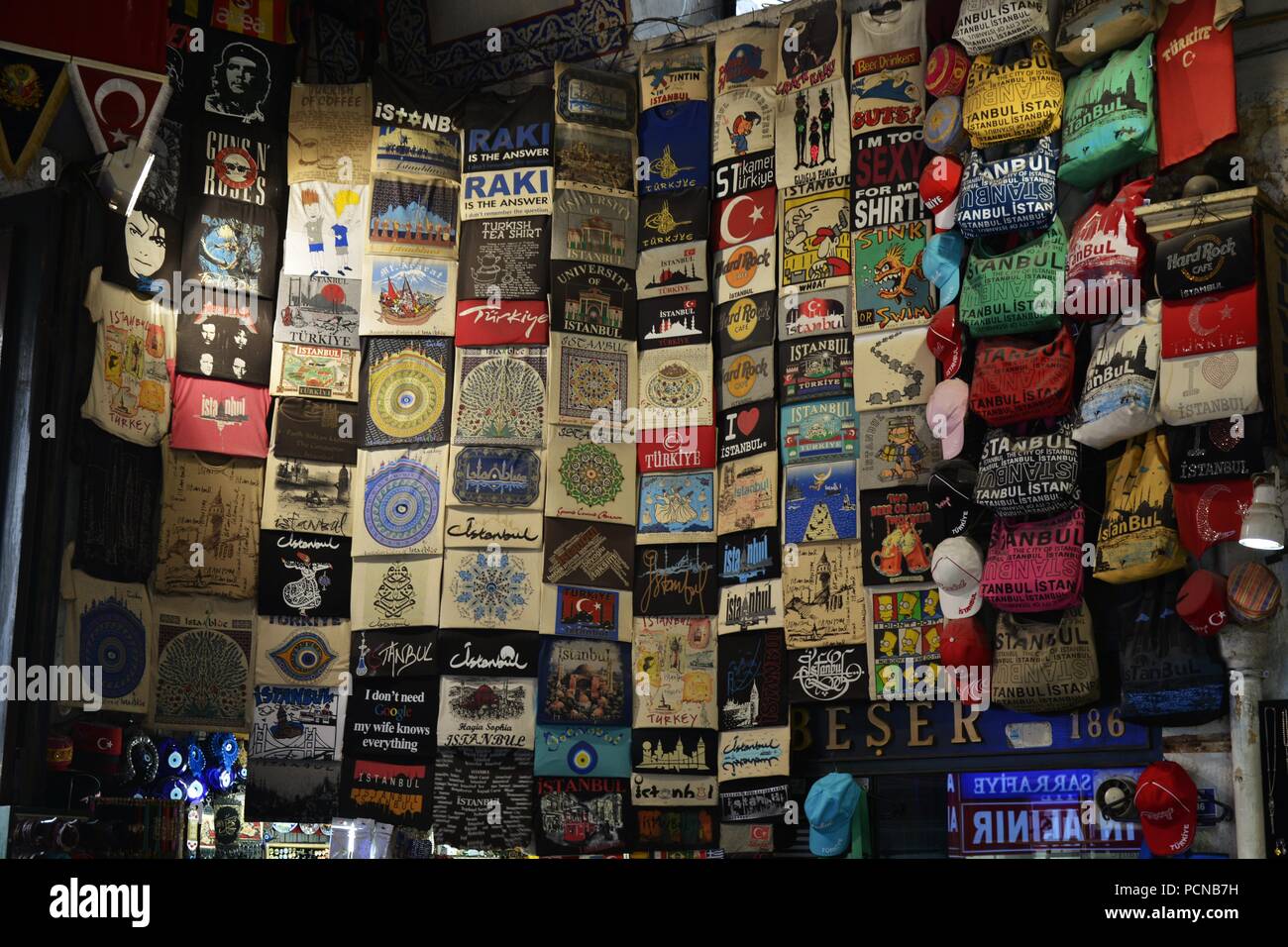 T-shirt in vendita sulla parete in Grand Bazaar, Istanbul Foto Stock