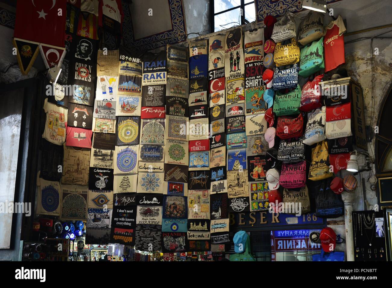 T-shirt in vendita sulla parete in Grand Bazaar, Istanbul Foto Stock