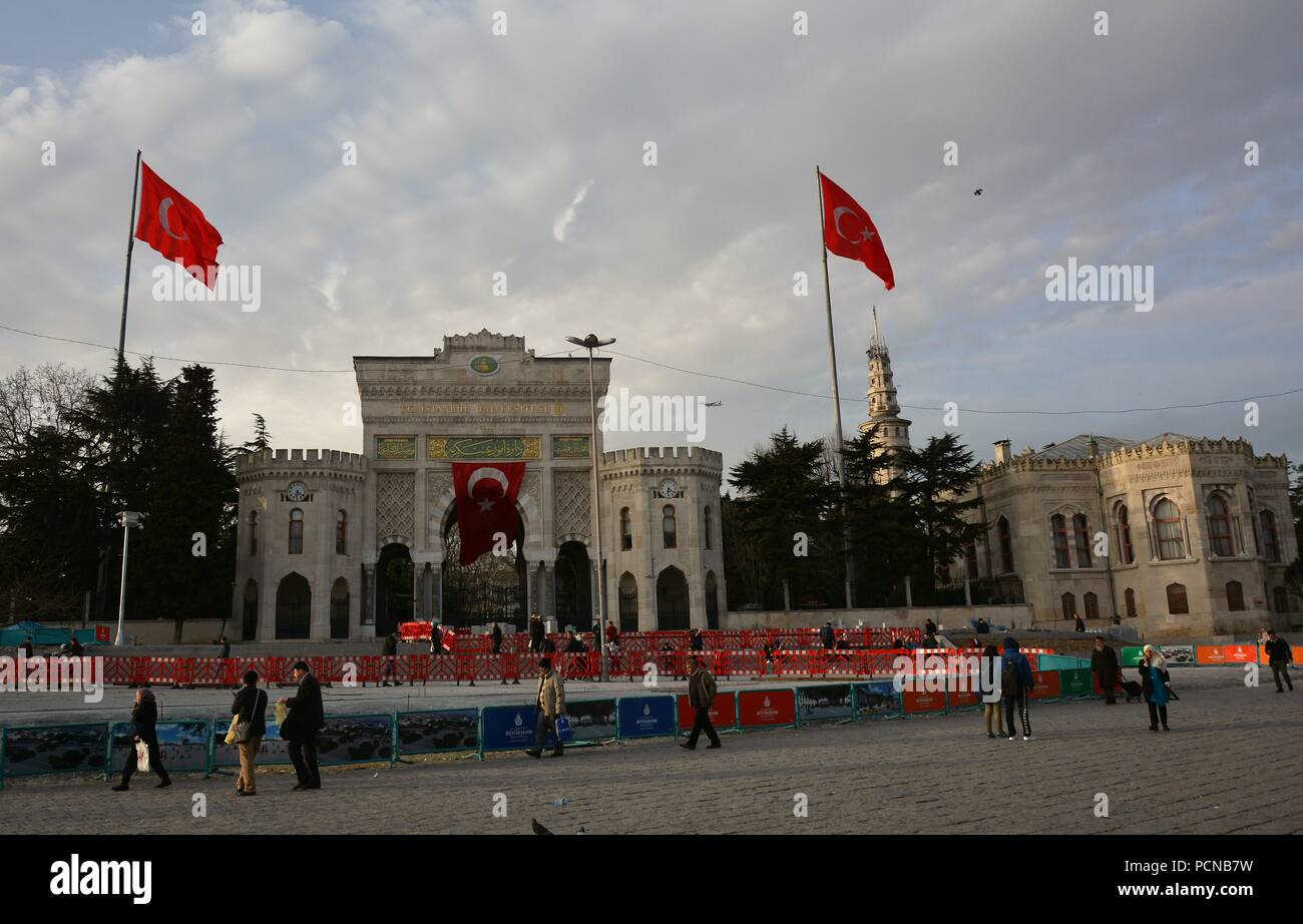 Beyazit Square e l'entrata principale dell'Università di Istanbul Foto Stock