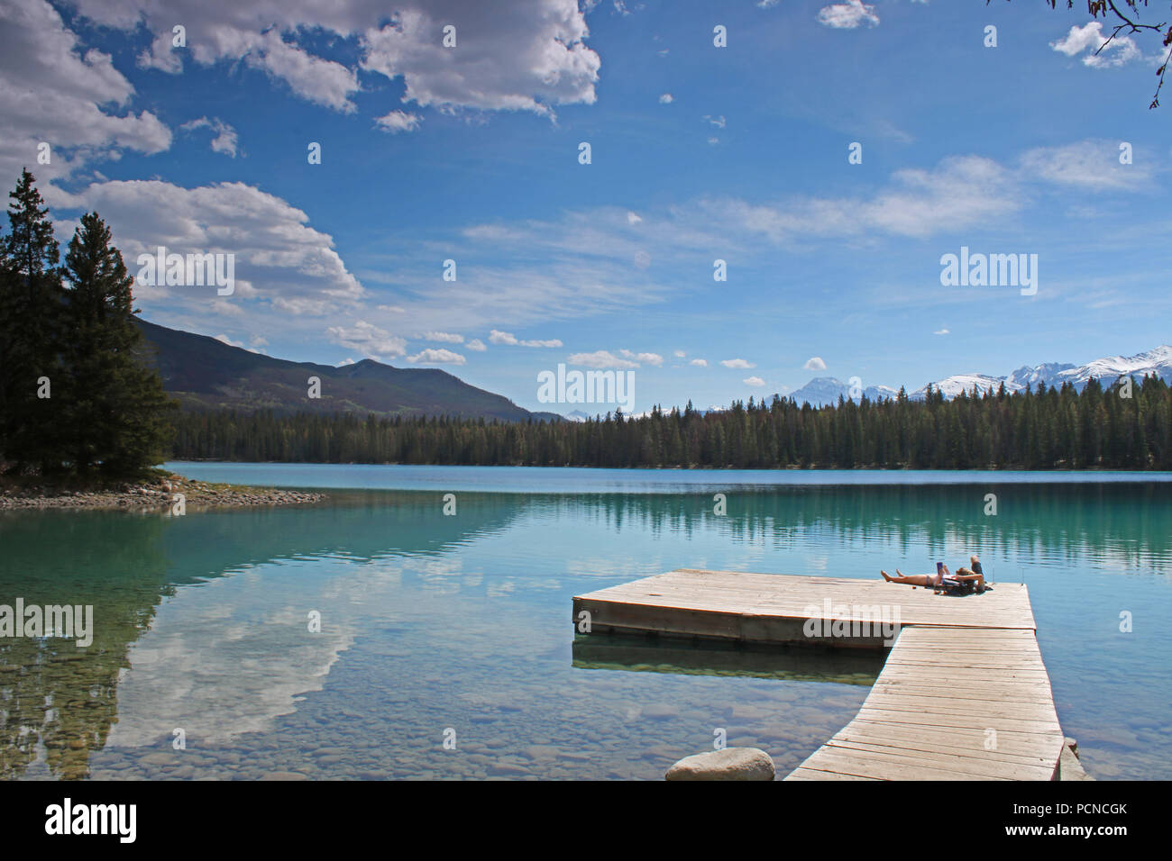 Relax al Lago di Edith. Parco Nazionale di Jasper, Alberta, Canada. Foto Stock