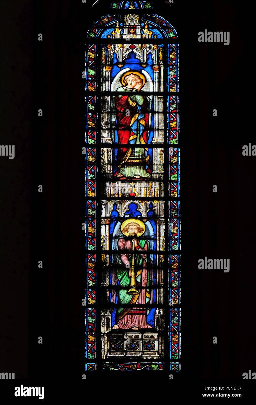 Gli angeli, finestra di vetro colorato nella Basilica di Santa Clotilde a Parigi, Francia Foto Stock