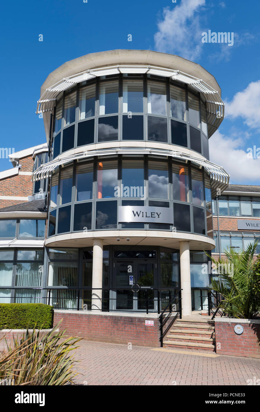 John Wiley & Sons, un moderno edificio di uffici, presso l'atrio della porta sud di Chichester, West Sussex, in Inghilterra, Regno Unito. Foto Stock