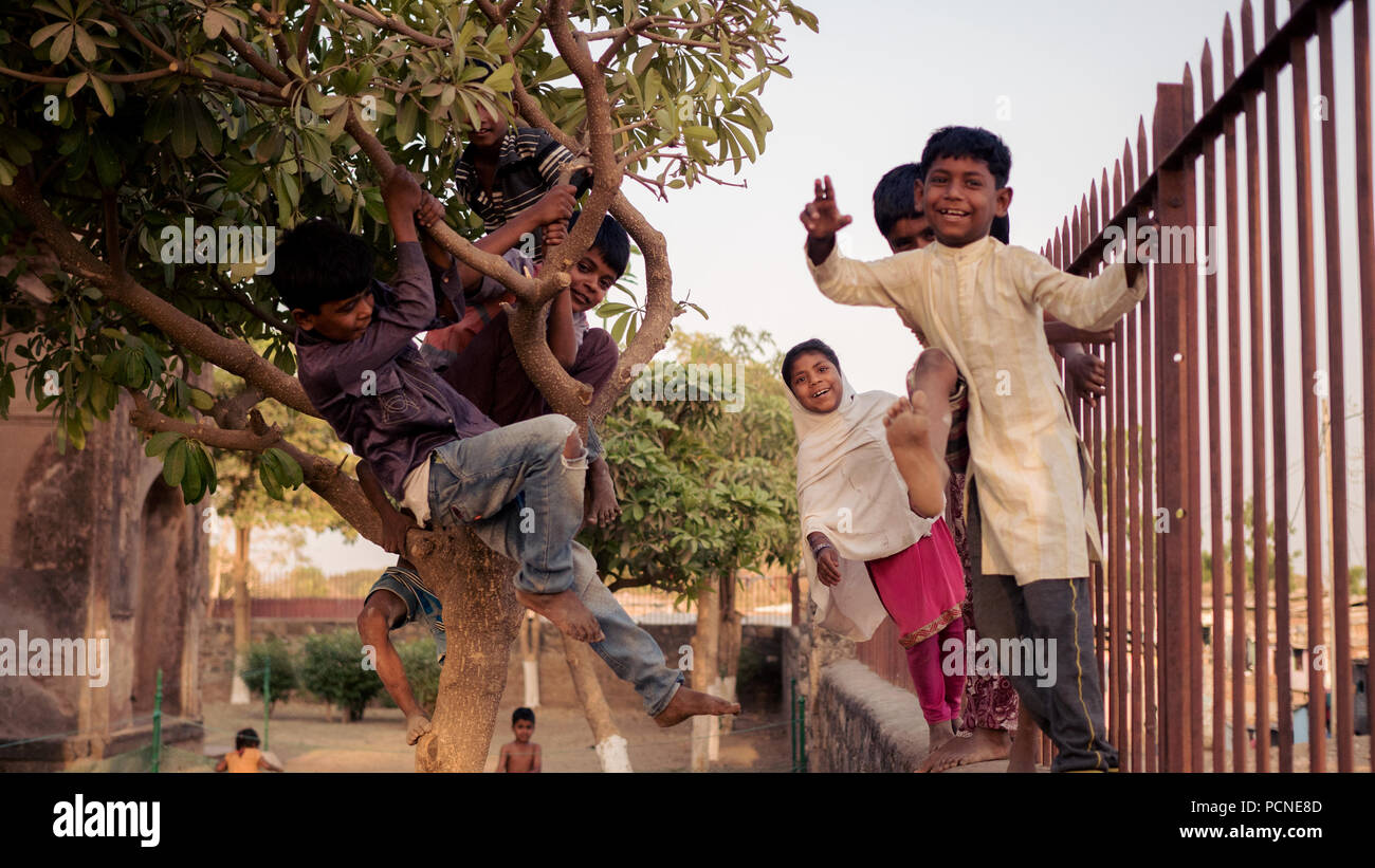 I bambini giocano al Black Taj, o la tomba di Shah Nawaz Khan, un monumento in Burhanpur, India Foto Stock