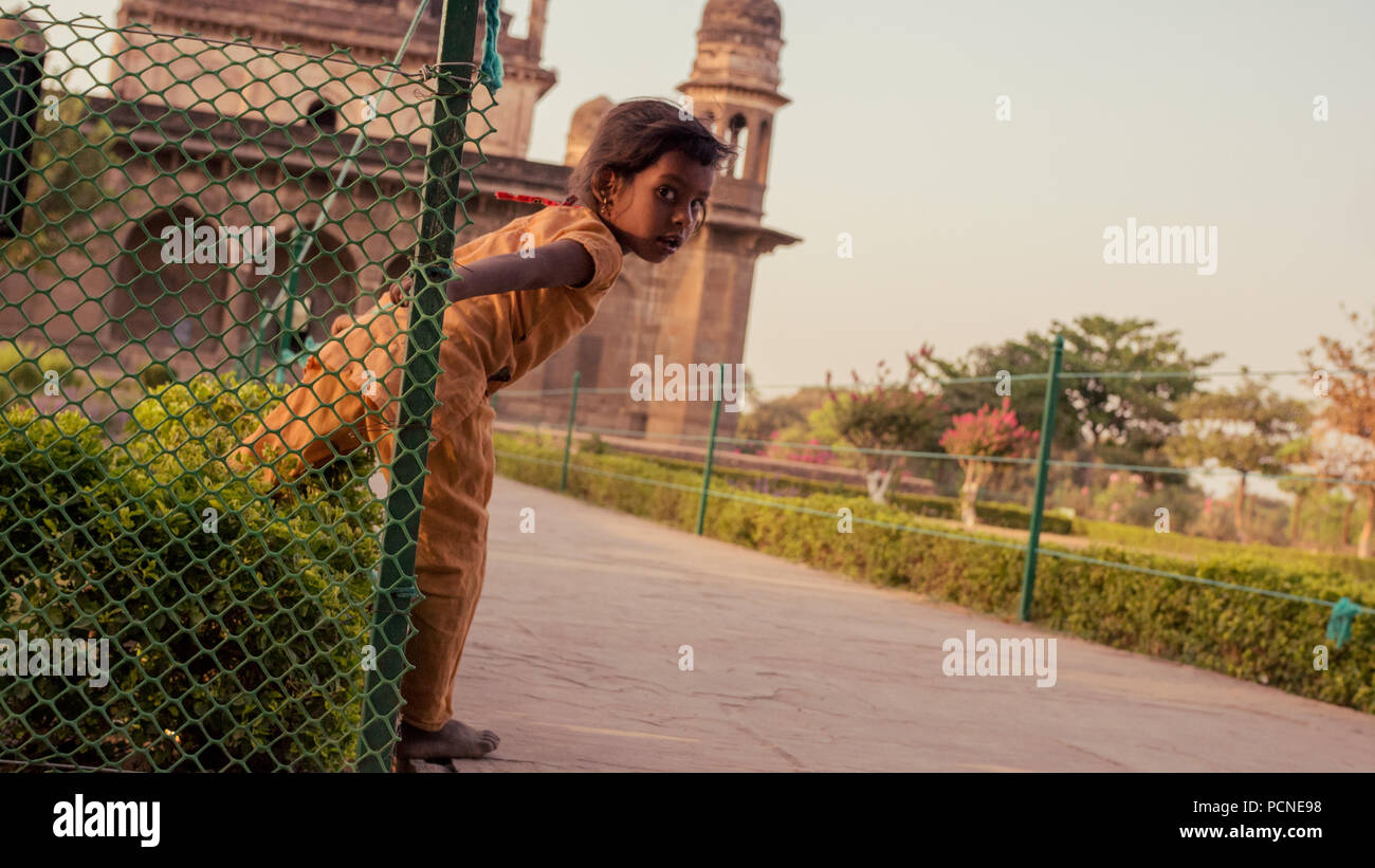 Un bambino gioca al Black Taj, o la tomba di Shah Nawaz Khan, un monumento in Burhanpur, India Foto Stock
