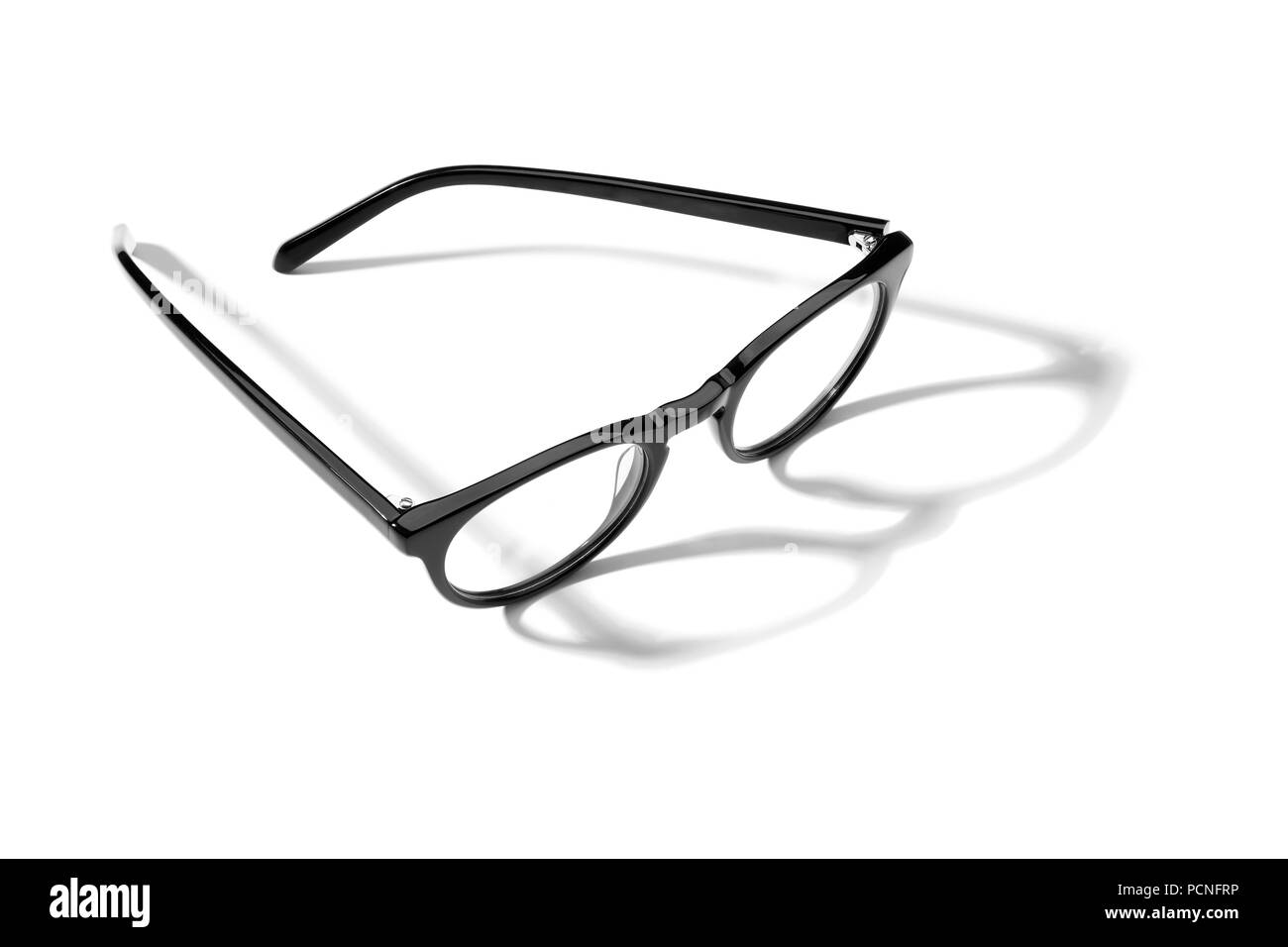 Studio foto di occhiali neri con ombra isolati su sfondo bianco. Foto Stock
