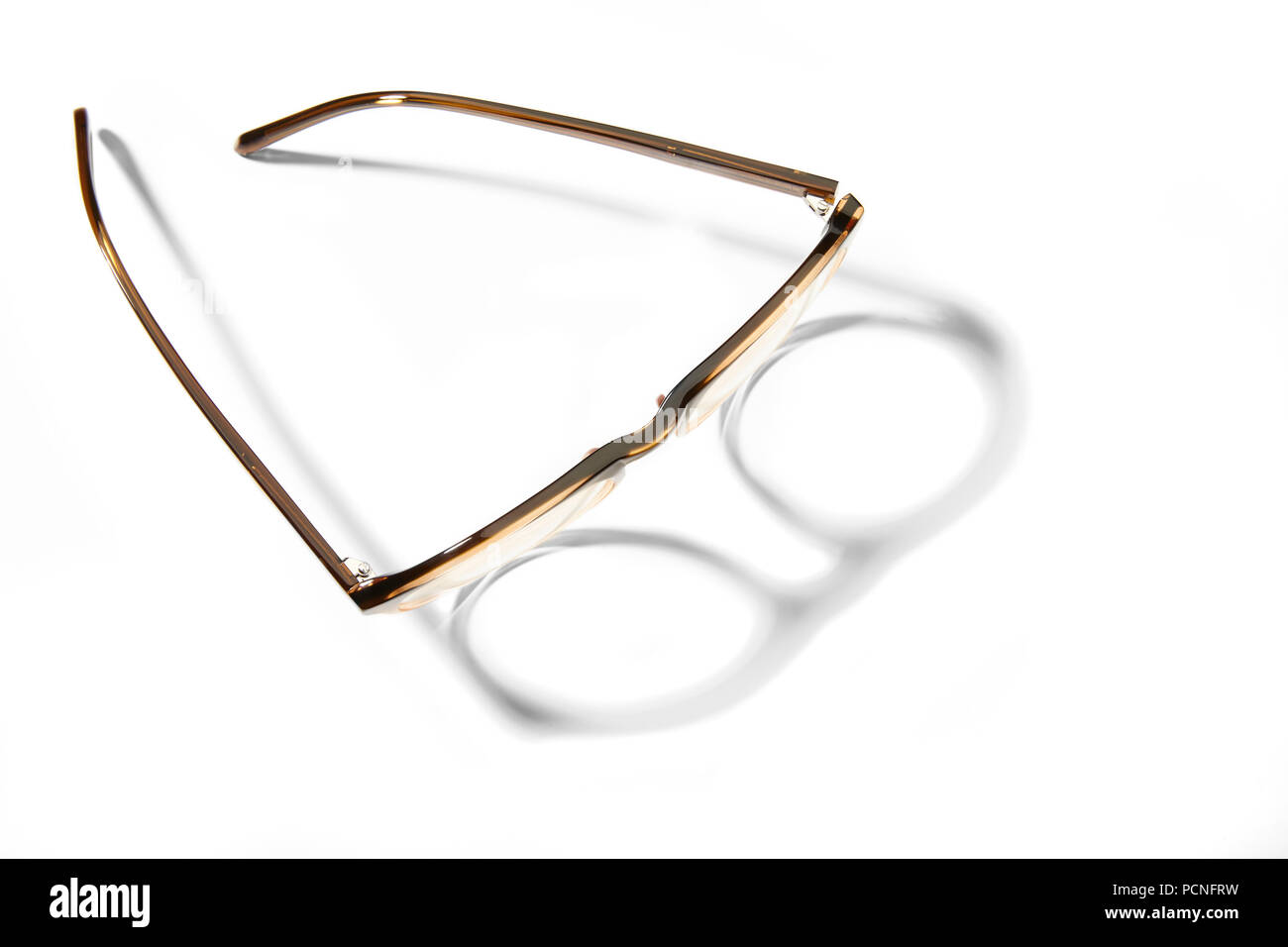 Studio shot di un paio di occhiali su sfondo bianco con ombra. Foto Stock