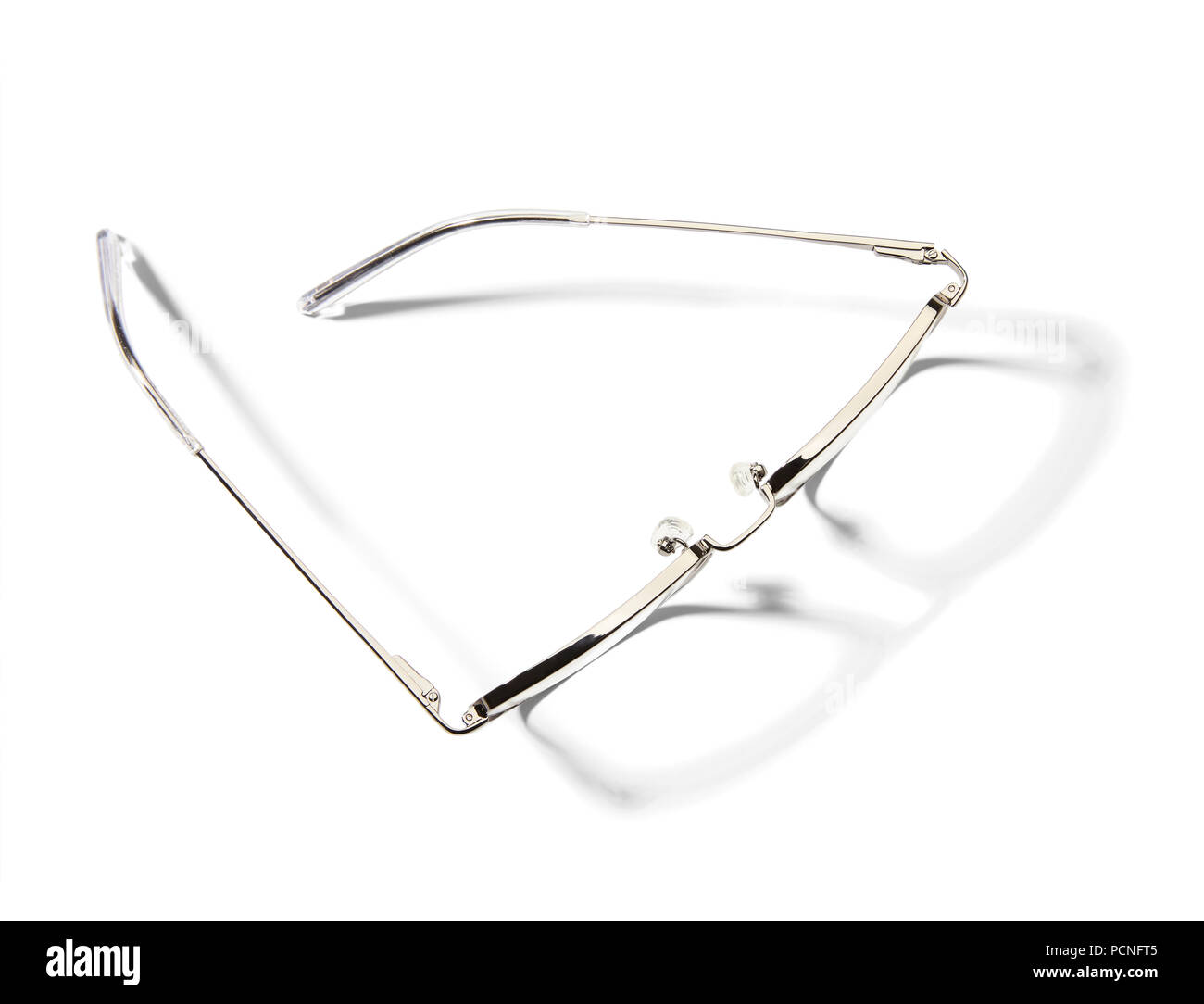 Elevato angolo di visione di un paio di occhiali su sfondo bianco con ombra. Foto Stock