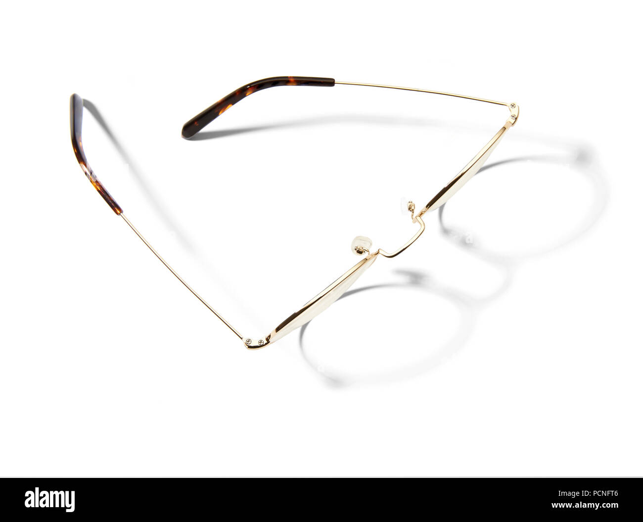 Studio shot di un paio di occhiali su sfondo bianco con ombra. Foto Stock