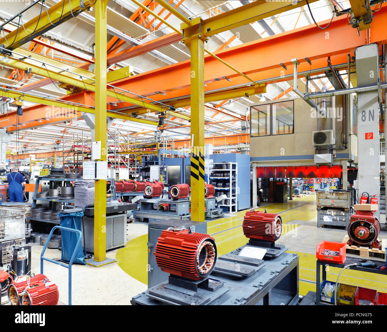 Architettura e attrezzature di una fabbrica di ingegneria meccanica: assemblaggio di motori elettrici Foto Stock