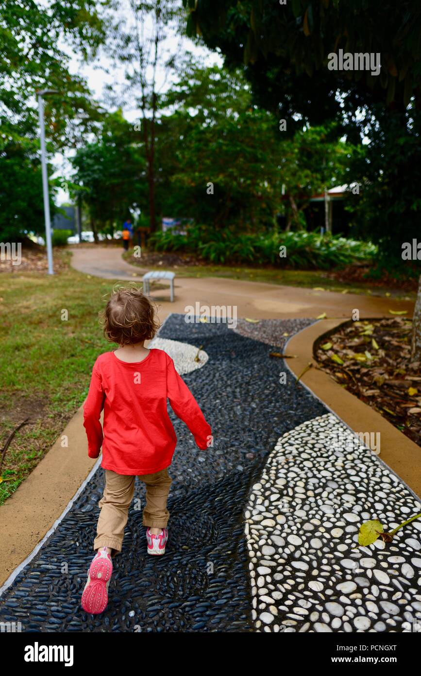 Un bambino a camminare su un percorso, Cardwell, Queensland, Australia Foto Stock