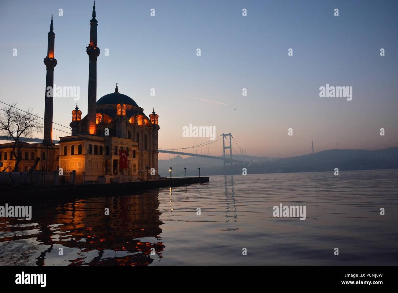 Sunrise in Istanbul, la Moschea di Ortaköy e il Ponte sul Bosforo in background Foto Stock