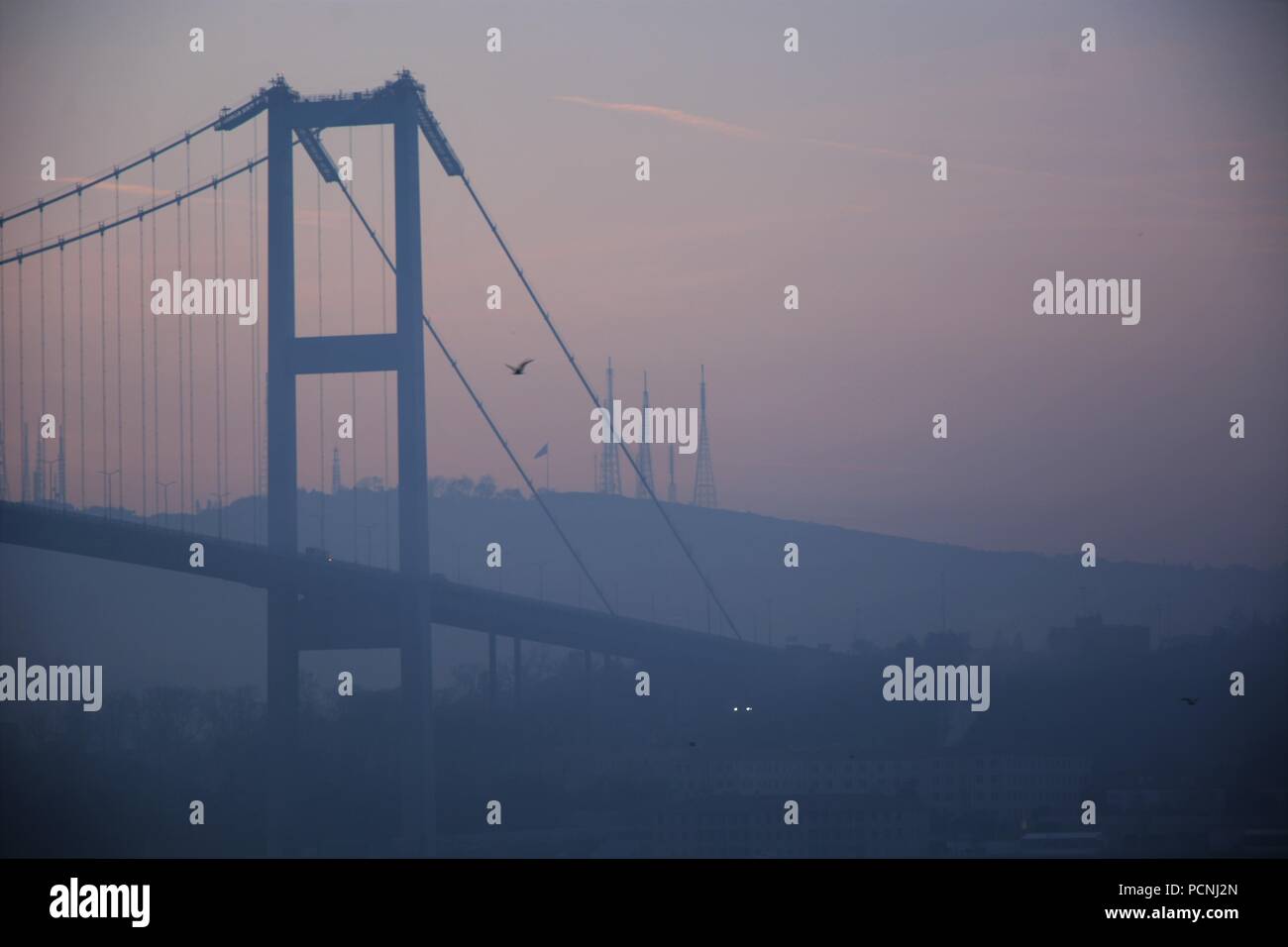 Ponte sul Bosforo silhouette nelle prime ore del mattino mentre il sole sta salendo fino Foto Stock